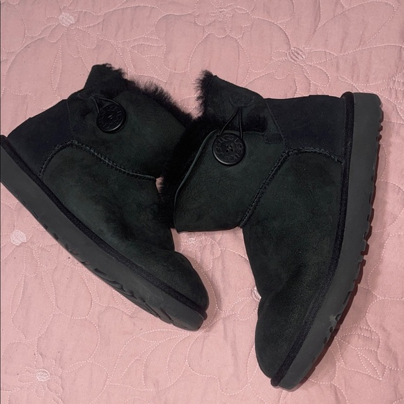 UGG Mini Bailey Button | Size 9 - Picture 1 of 9